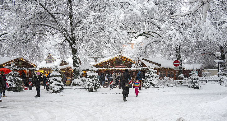 Schneereiche Tage auf dem Haidhauser Weihnachtsmarkt 2023 (©Foto: Herbert Liebhard)